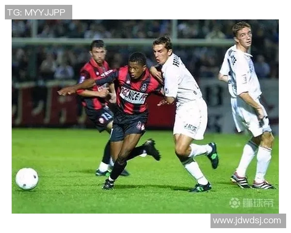 足球球星绯闻女友曝光 热恋内幕与媒体争议不断引发关注